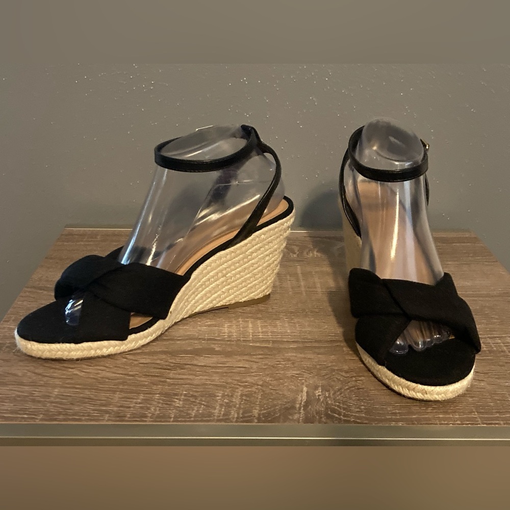 Old Navy Black wedge sandals Sz 9 1/2